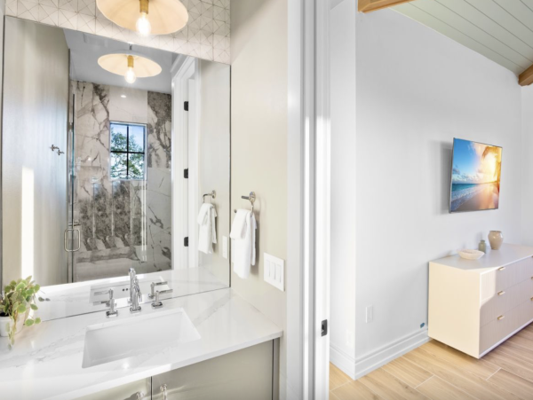 Custom Luxury Home 7 minute walk to beach and South Village